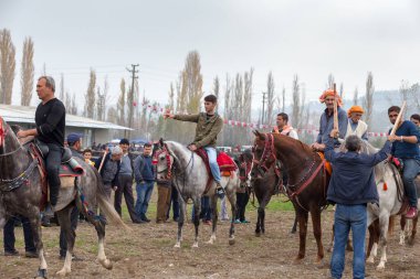 Sindirgi, Balikesir / Türkiye - 11 / 15 / 2015: Etnospor Kültür Festivali sırasında Türk cirit oyunundan bir görüntü.