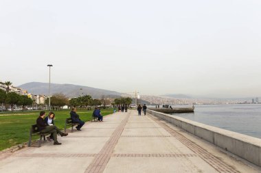 Karsiyaka, İzmir / Türkiye - 02 / 09 / 2018: Kıyı parkında dinlenen ve sohbet eden insanlar, Karsiyaka, Türkiye.