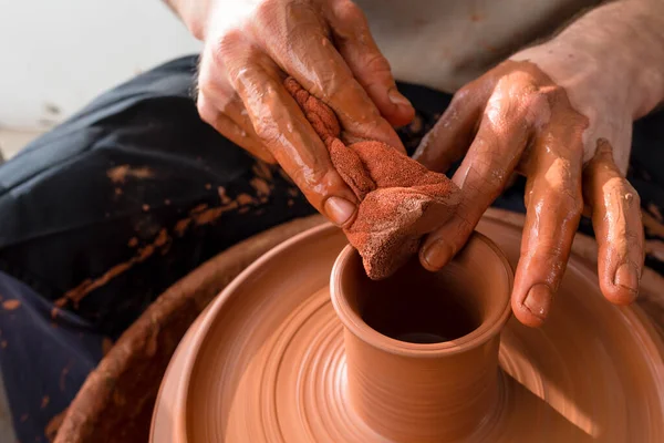 陶芸家の手で陶器の車輪に土瓶を作り — ストック写真