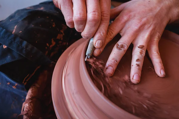Bir Çömlekçinin Elleri Kilden Bir Kavanoz Yapıyor — Stok fotoğraf