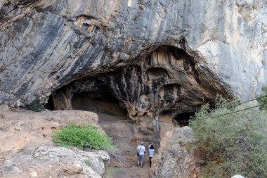 Karain Mağarası, Antalya / Türkiye - 07 / 08 / 2016: Karain Mağarası 'nı ziyaret eden turistler, Antalya, Türkiye.
