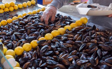 Limonlu midye dolması. Türk yemeği