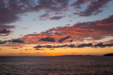 Denizin üzerinde gün batımı, manzara
