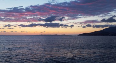 Denizin üzerinde güzel bir gün batımı