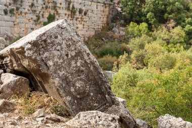 Antalya / Türkiye: 09 / 21 / 2015: Türkiye 'nin Antalya ilinin Taurus Dağları' ndaki Termessos veya Thermessos kentlerindeki antik kalıntılar.