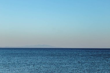 Mavi gökyüzü ve deniz. Peyzaj.