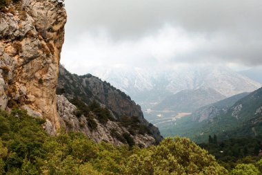 Bulutlardaki dağlar ve sis