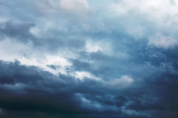 Gökyüzündeki kara bulutlar