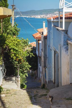 Ayvalik 'in dar sokaklarının manzarası. Ayvalik, Ege 'nin kuzeybatısında yer alan bir sahil kentidir..
