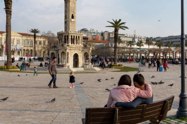 Konak, İzmir - Türkiye: 02-23-2018: İzmir Saat Kulesi (1901 yılında inşa edildi) İzmir 'in Konak Meydanı' nda bulunan tarihi saat kulesidir. İnsanlar Konak Meydanı 'nda vakit geçiriyor.