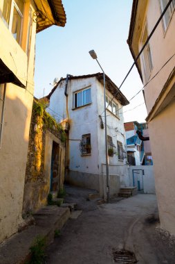 Basmane hala tarihini koruyan en eski bölgelerden biridir. Şu anda büyük oranda Suriyeli mültecilerin yaşadığı eski evler, Basmane Mahallesi İzmir, Türkiye.