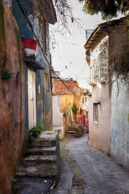 Basmane hala tarihini koruyan en eski bölgelerden biridir. Şu anda büyük oranda Suriyeli mültecilerin yaşadığı eski evler, Basmane Mahallesi İzmir, Türkiye.
