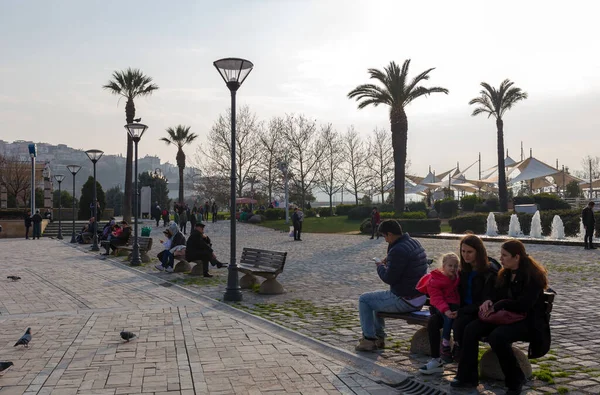 Konak Izmir Turkiet 2018 Folk Spenderar Tid Konak Square — Stockfoto