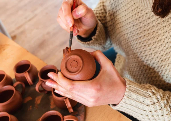 Seorang Seniman Tembikar Membuat Cangkir Keramik — Stok Foto