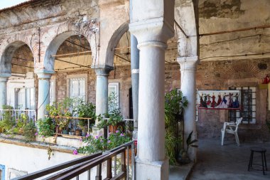 Kemeralti, İzmir / Türkiye - 03 / 16 / 2017: Abacioğlu Han 18. yüzyıl Osmanlı tarzının mimarisinin güzel bir örneği.