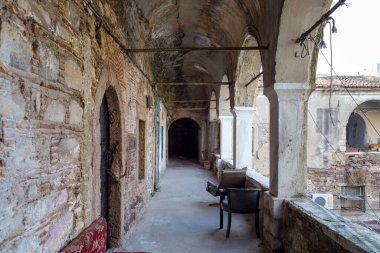 Kemeralti, İzmir / Türkiye - 03 / 16 / 2017: Abacioğlu Han 18. yüzyıl Osmanlı tarzının mimarisinin güzel bir örneği.