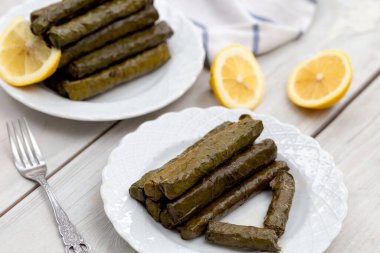 Sarma, tabakta doldurulmuş üzüm yaprağı, geleneksel Türk mutfağı.