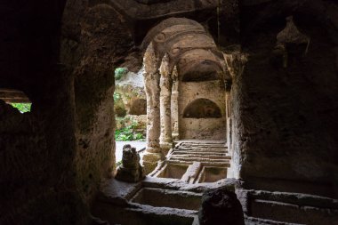 Antakya 'daki Besikli Mağara Mezarı Anıtı (Antakya). Roma 'ya ait 12 taş mezar bulundu..