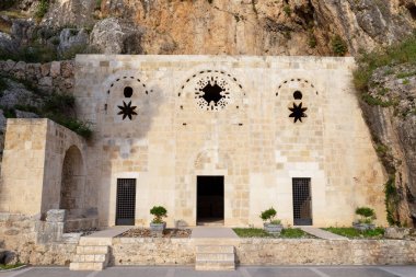 Antakya, Hatay / Türkiye - 04 / 25 / 2018: Antakya 'daki Aziz Pierre Kilisesi (Hatay) Türkiye. Hıristiyanlığın ilk havarileri tarafından kullanılan bu mağara, Hristiyanlığın en eski kiliselerinden biridir.