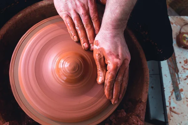 陶芸教室で器を作るプロの陶芸家 スタジオ — ストック写真