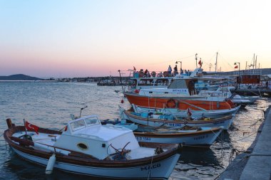 Sabahları deniz kıyısında balıkçı tekneleri