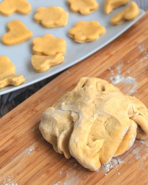 Tahtada ev yapımı çiğ hamur. Kalp şeklinde ve çiçek kurabiyeleri.