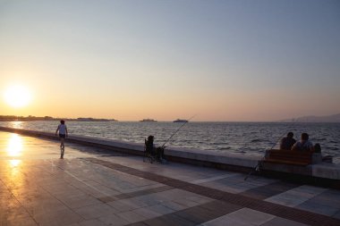 Akşamları sahilde güneş batar.