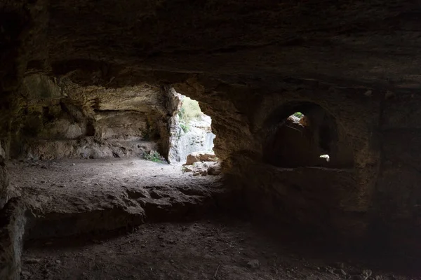 タイタストンネルは古代ローマの水路で トルコのBesikli Antakyaの岩に刻まれています — ストック写真