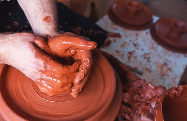 陶芸家の手で陶器の車輪に土鍋を作り — ストック写真