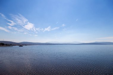 Dağlardaki güzel göl manzarası