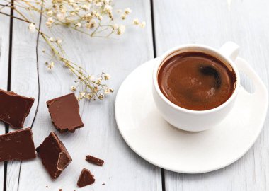 Beyaz arka planda çikolatalı Türk kahvesi.