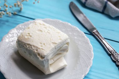 Türk kahvaltısı / Kaymak için pıhtılaştırılmış krema (tereyağı kremi)