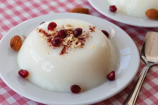 Crema Pasticcera Fatta Casa Con Frutta Muhallebi Turchi — Foto Stock