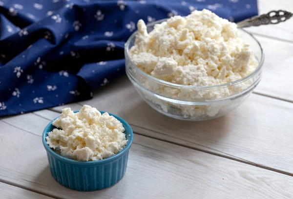 Queijo Coalhada Uma Tigela Fundo Madeira — Fotografia de Stock