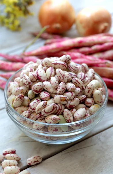 Borlotti Fresco Grãos Cranberry Fundo Madeira — Fotografia de Stock