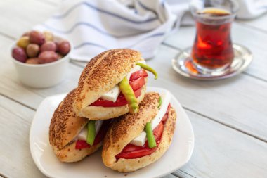 Kumru; Geleneksel Türkçe (İzmir) Sandviçi