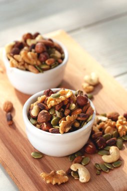 Ahşap arka planda keçiboynuzu pekmezi ve keçiboynuzu.