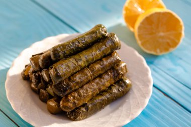 Sarma, tabakta doldurulmuş üzüm yaprağı, geleneksel Türk mutfağı.