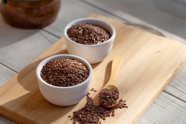  Siyez (siyazan) buğday bulgur kasede ve kaşık tahta arka planda