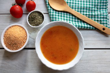 Türk geleneksel tarhana çorbası ahşap zemin üzerinde.