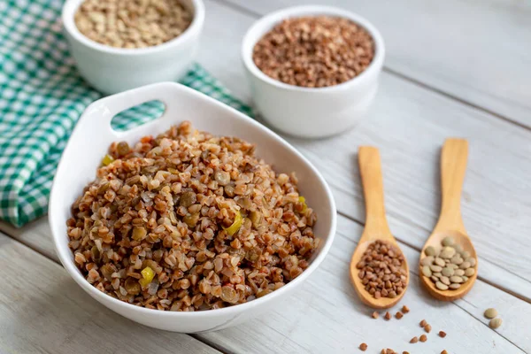 Ahşap zemin üzerinde sebzeli (yeşil mercimek) karabuğday pilavı (pilav)