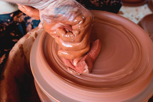 Çömlek atölyesinde, stüdyoda kase yapan profesyonel çömlekçi..