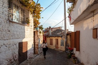 Bergama, İzmir / Türkiye - 10 / 14 / 2018: Bergama dar sokaklarının manzarası (Pergamon). 