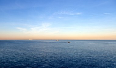 Denizin üzerinde güzel bir gün batımı