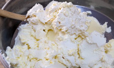 Türk kahvaltısı için pıhtılaşmış krema (tereyağı kreması), kaymak