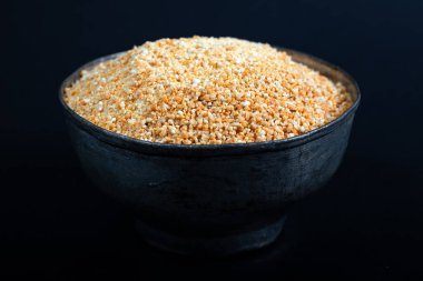 Kara camda pişmemiş tarhana kasesi.