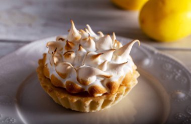 Beyaz tabakta limonlu pasta..