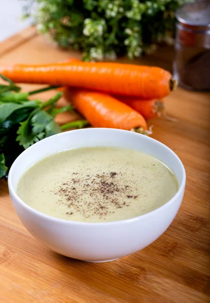 Havuçlu, soğanlı ve beşamel soslu kereviz çorbası.