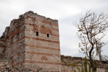 Yedikule Kalesi manzarası. Yedikule Kalesi 'nin etrafındaki tarlada insanlar çalışıyor..