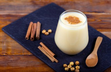 Boza veya Bosa, geleneksel nohut ve tarçınlı Türk içeceği.